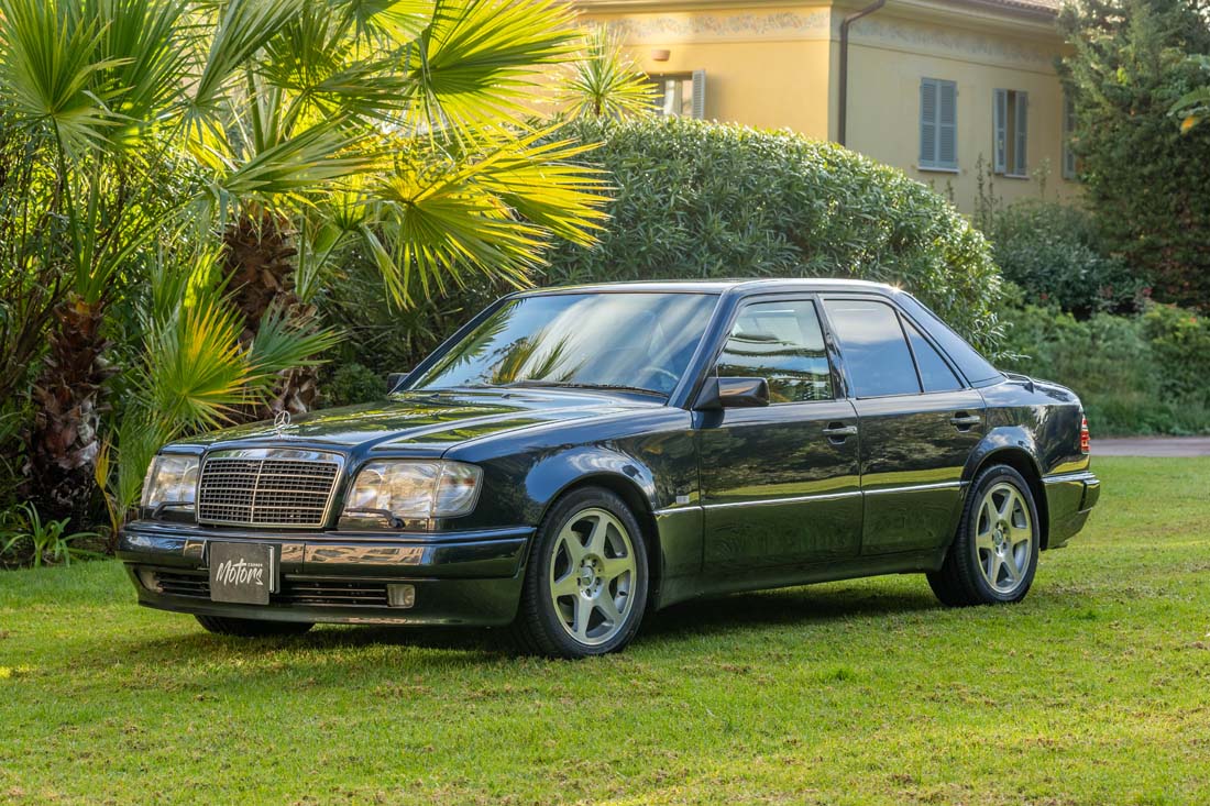 Classic cars MERCEDES-BENZ E500 Limited V8 for sale